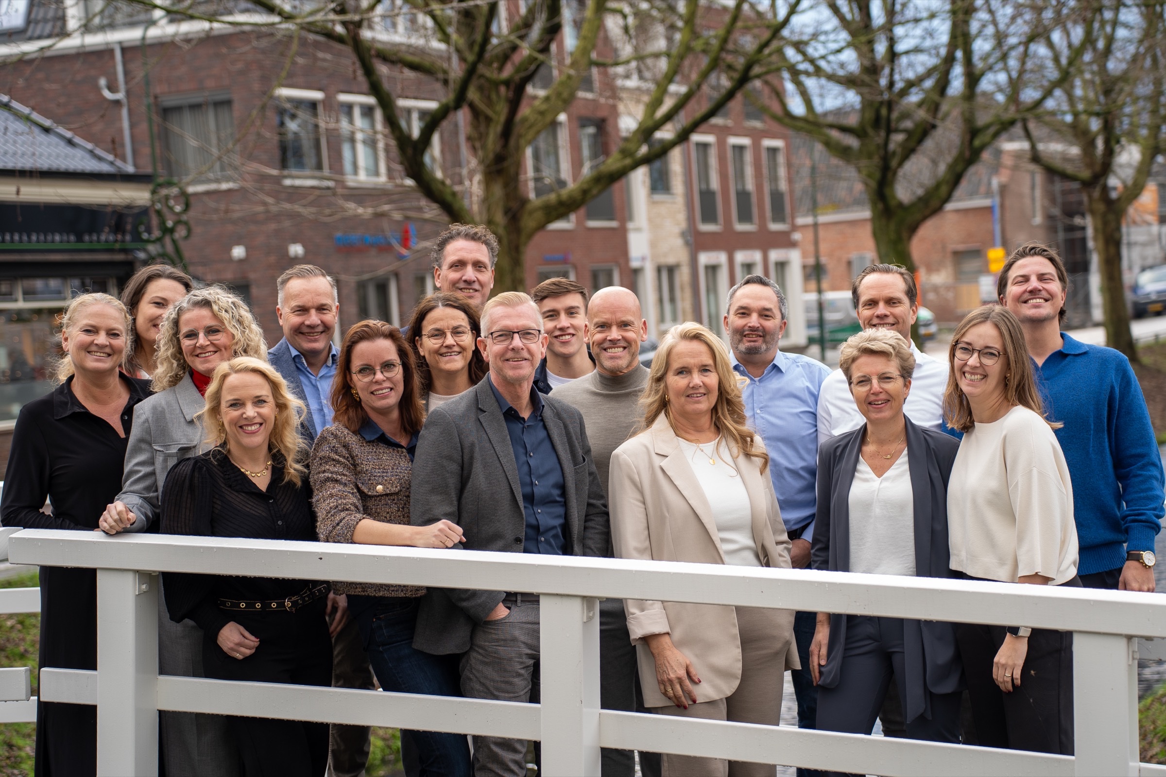 Het volledige team van Meerwaerde op de brug